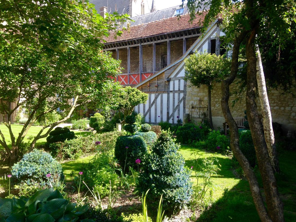 Le Jardin De La Cathedrale Bed & Breakfast Troyes Bagian luar foto